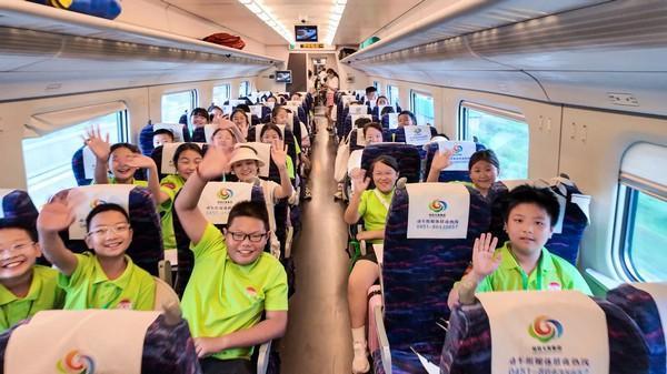 达人配资 哈铁打造研学专列“移动课堂”