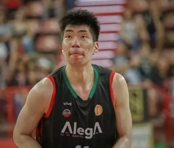 富盈网 媒体人：余嘉豪在西乙打外援位置确实难为他了