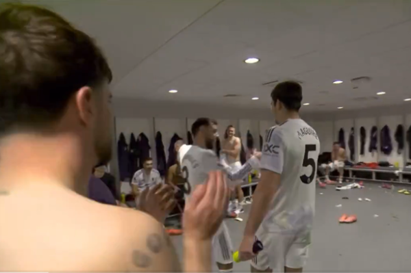 天牛宝配资 曼晚：马奎尔在更衣室收到队友拥抱，球员认为曼联迎来转折点